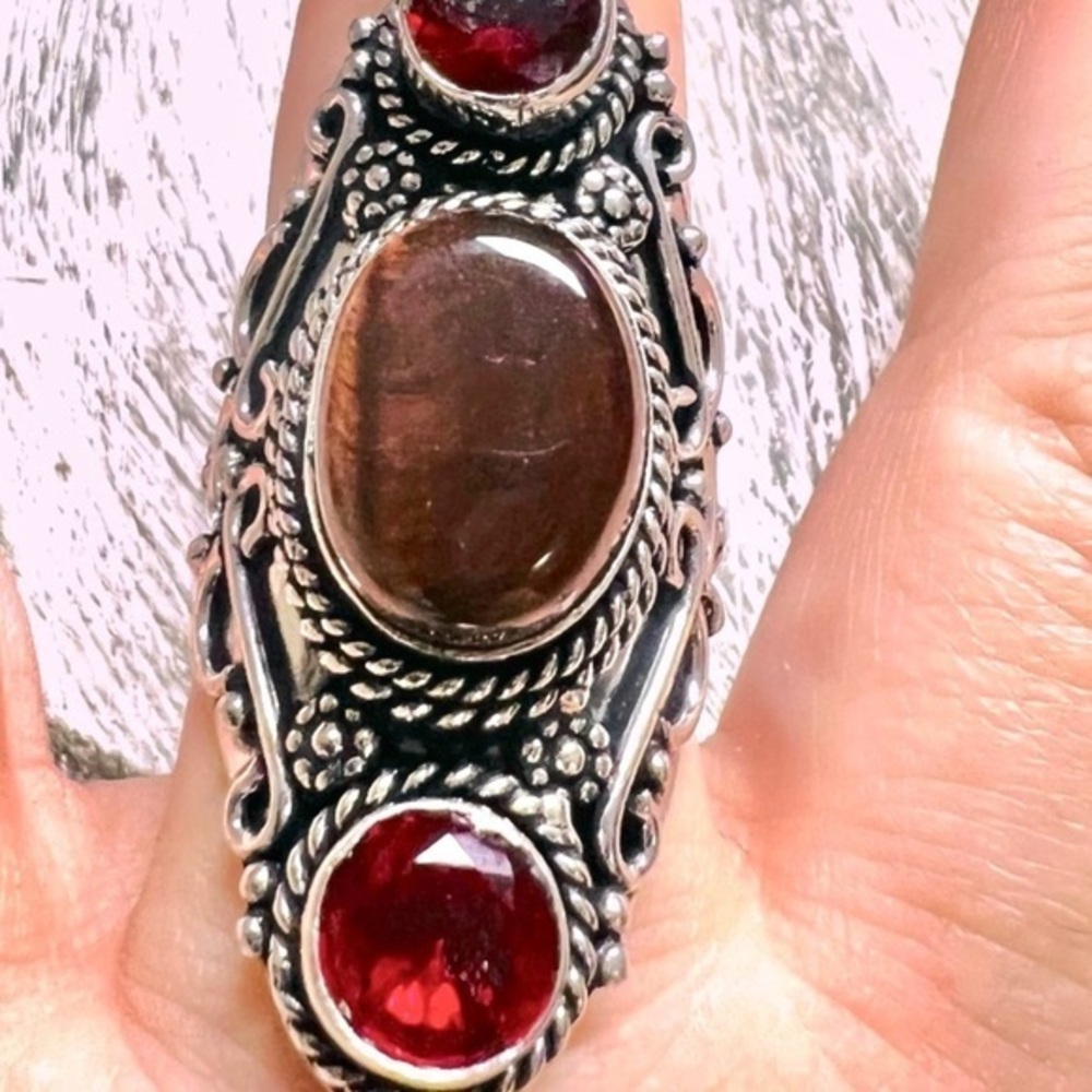 New *Vintage Garnet Trinity Ring tiger eye center tigers
Handmade